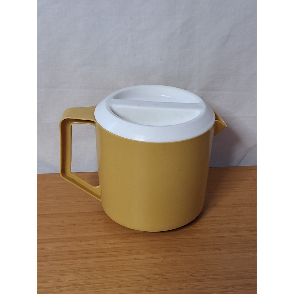 Vintage 1970's Rubbermaid 1-1/2 QT Pitcher Harvest Gold